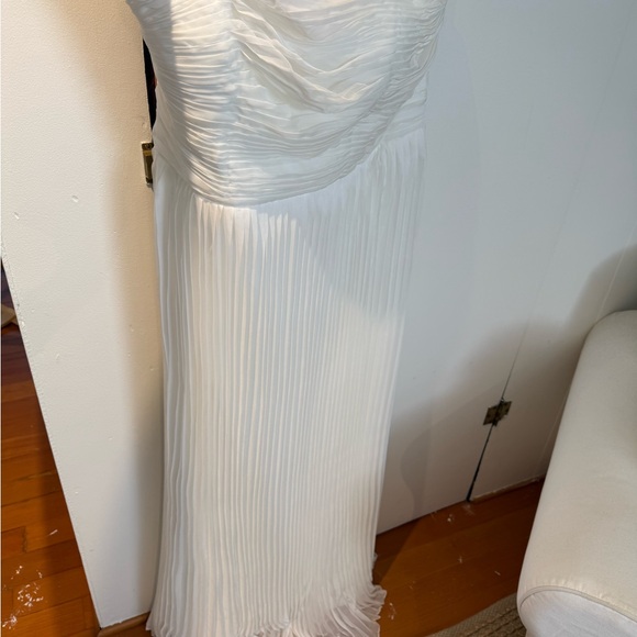 Elegant White Pleated wedding Dress - Picture 1 of 3